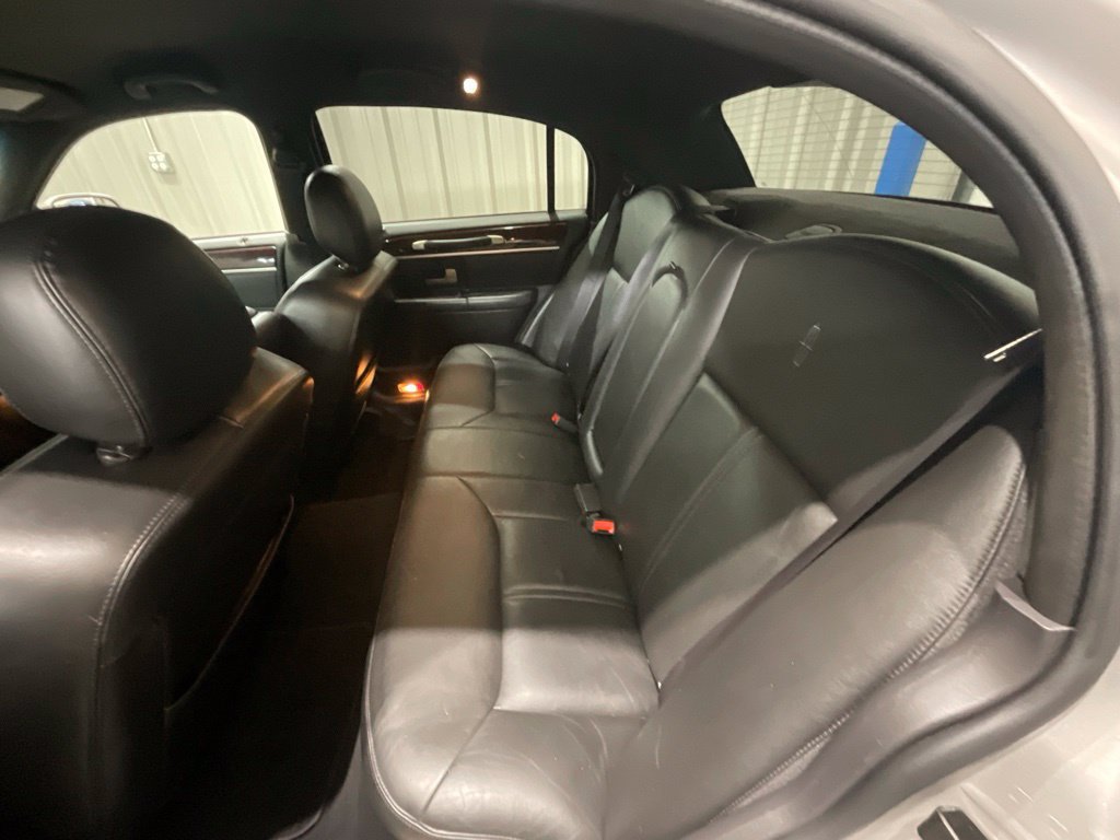 Used 2008 Lincoln Town Car Signature Limited RWD image 11