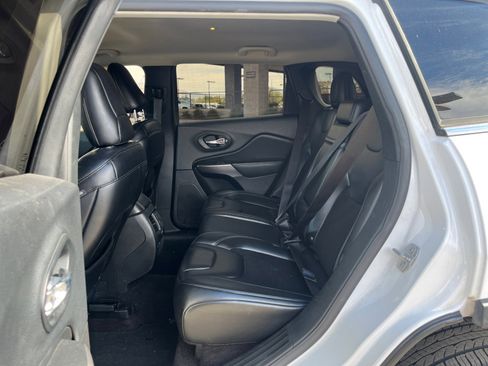 Used 2019 Jeep Cherokee Latitude Plus image 17