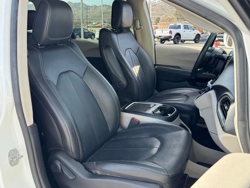Used 2022 Chrysler Pacifica Touring-L image 31