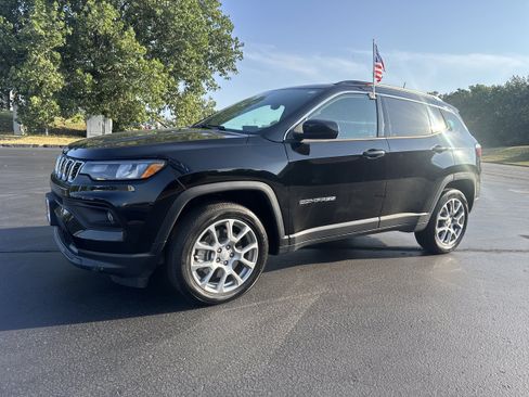 Used 2024 Jeep Compass Latitude AWD/4WD image 4