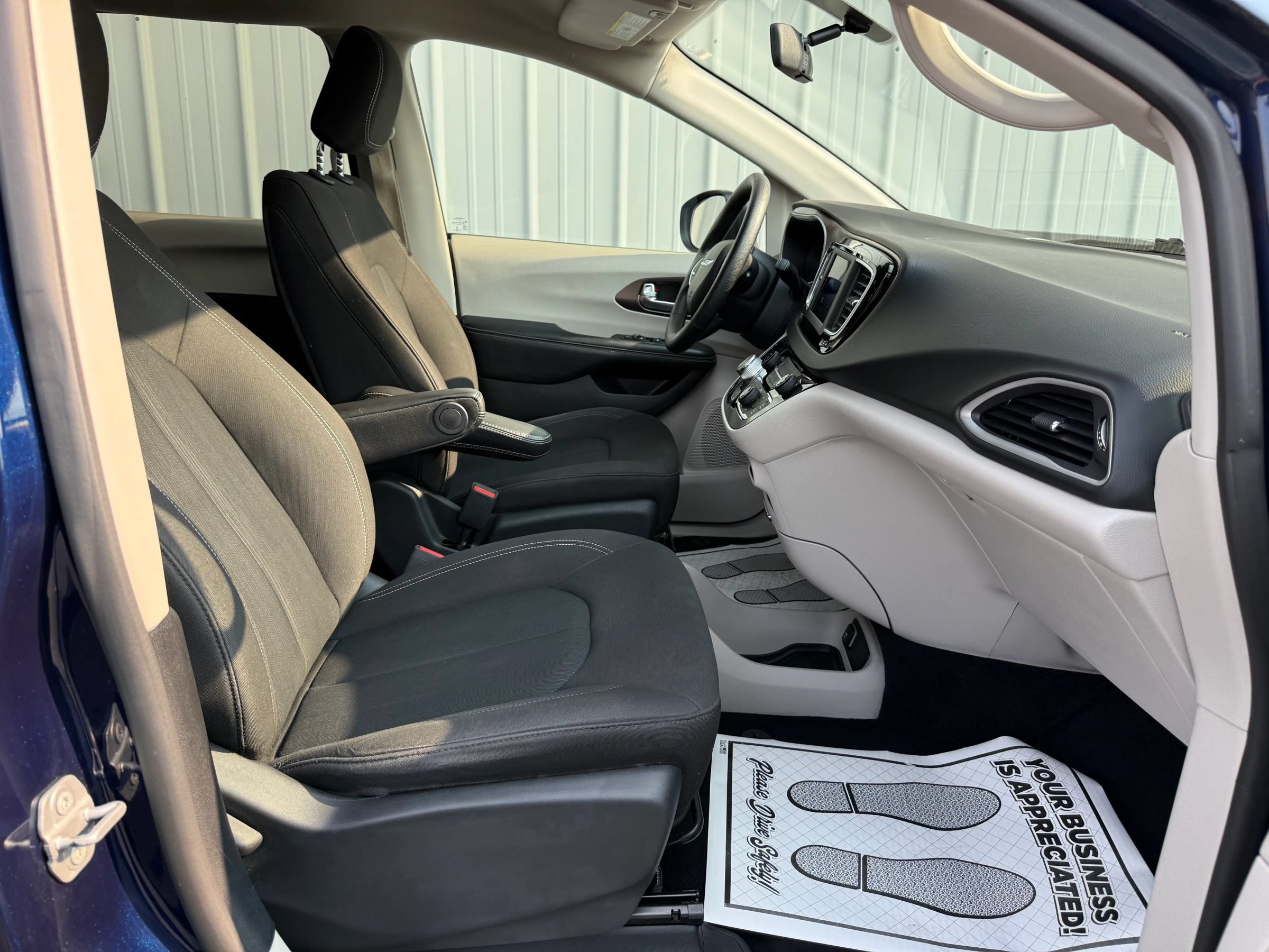 Used 2020 Chrysler Voyager L FWD image 31