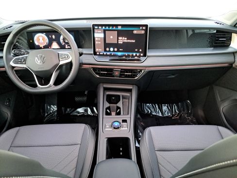 New 2025 Volkswagen Tiguan SE image 9