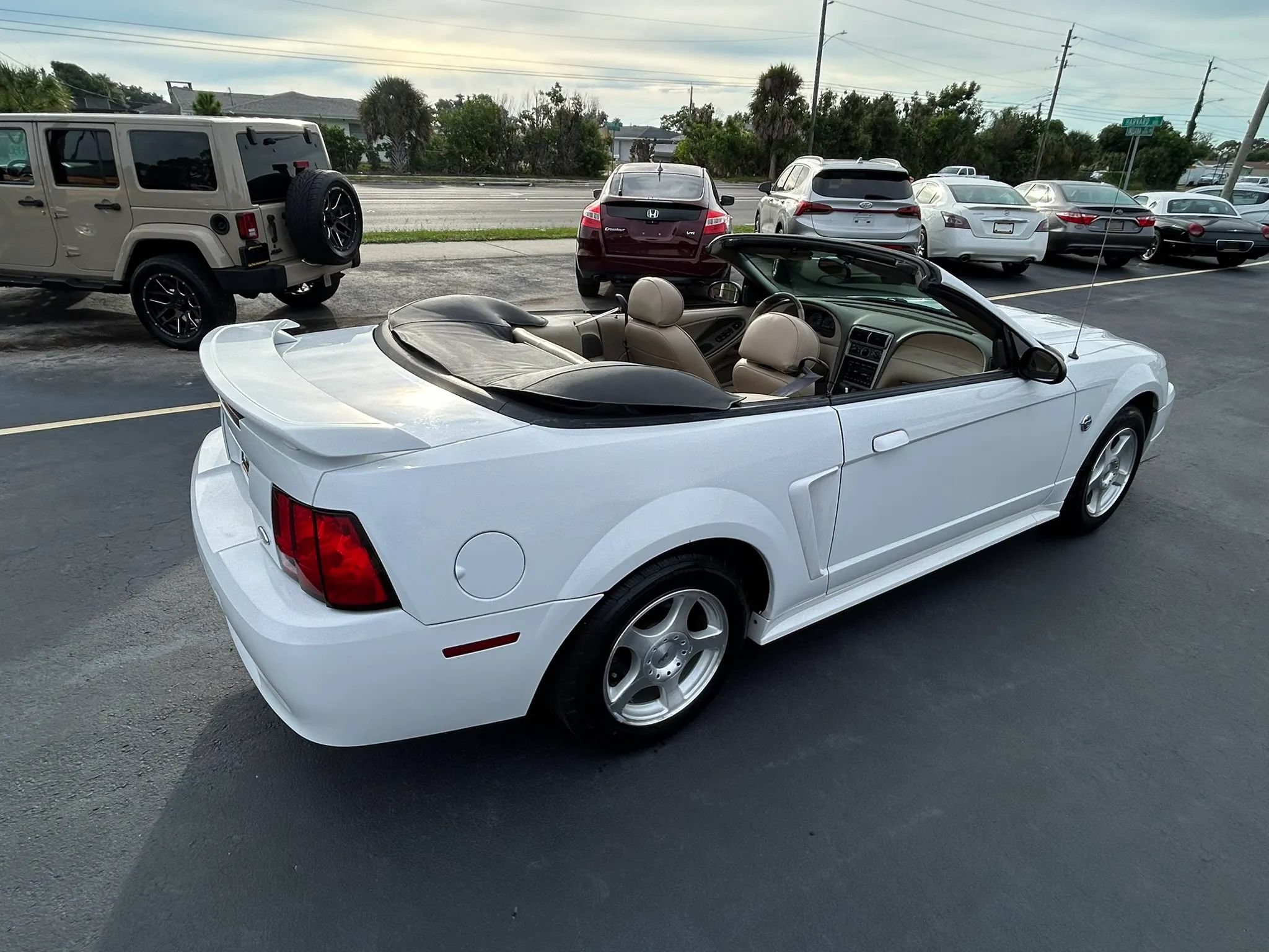 Used 2004 Ford Mustang Convertible RWD image 2