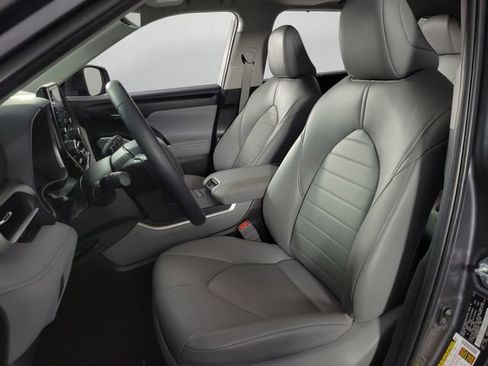 Used 2022 Toyota Highlander XLE AWD/4WD image 13