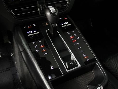 Certified 2023 Porsche Macan AWD/4WD image 18