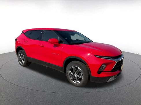 Used 2025 Chevrolet Blazer LT FWD image 2