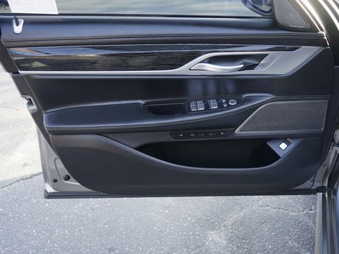 Used 2021 BMW 750i xDrive w/ Executive Package image 28