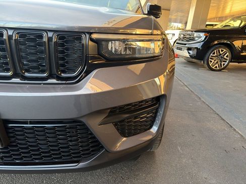 Used 2023 Jeep Grand Cherokee Altitude image 4