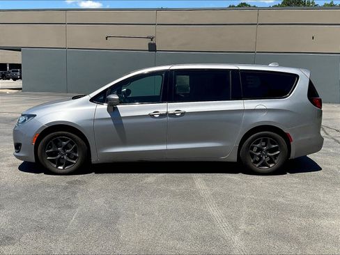 Used 2019 Chrysler Pacifica Touring Plus w/ Advanced Safetytec Group FWD image 12