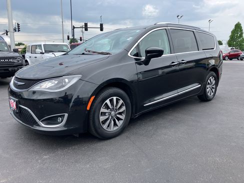 Used 2020 Chrysler Pacifica Touring-L Plus FWD image 2
