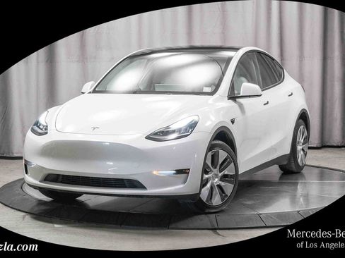 Used 2023 Tesla Model Y AWD image 1