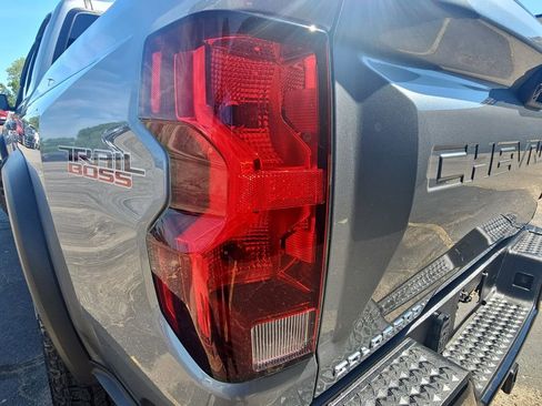 Used 2023 Chevrolet Colorado Trail Boss w/ Technology Package AWD/4WD image 39