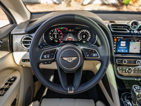 Used 2025 Bentley Bentayga image 27