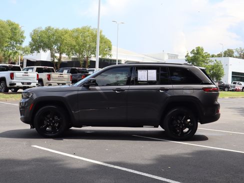 Used 2023 Jeep Grand Cherokee Altitude RWD image 20