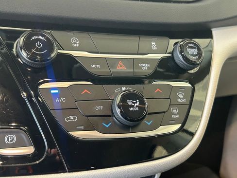 Used 2023 Chrysler Voyager LX image 33