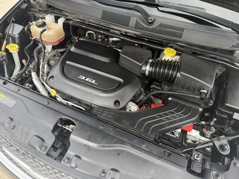 Used 2017 Chrysler Pacifica Touring-L w/ Tire & Wheel Group image 35