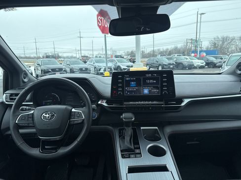 Used 2023 Toyota Sienna XSE w/ XSE Plus Package image 17