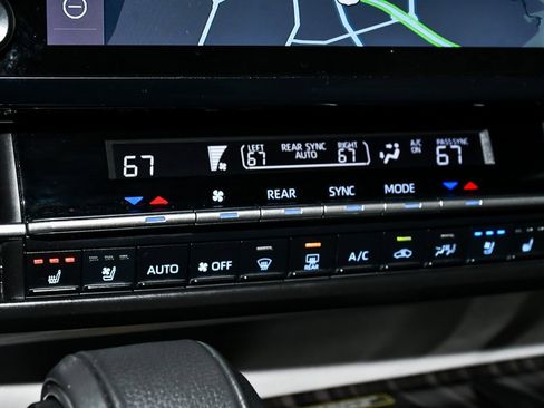 Used 2023 Toyota Sienna Limited image 27