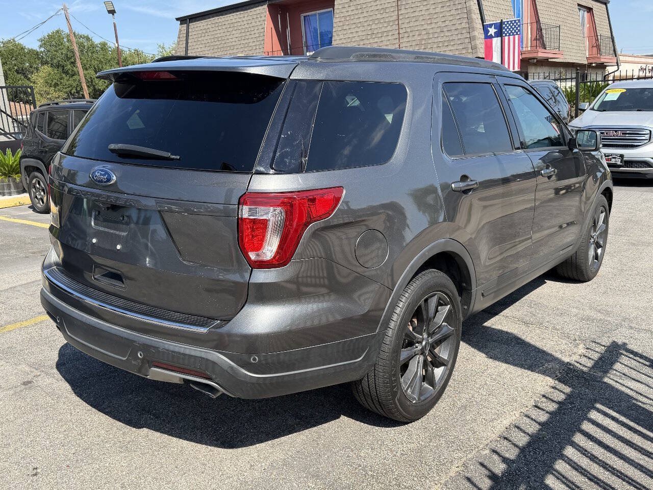 Used 2018 Ford Explorer XLT w/ Equipment Group 202A FWD image 6