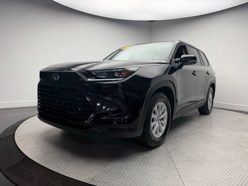 Used 2025 Toyota Grand Highlander AWD image 3