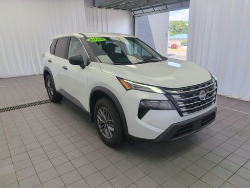 Used 2025 Nissan Rogue S FWD image 3