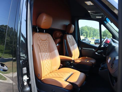 Used 2021 Mercedes-Benz Sprinter 2500 image 5