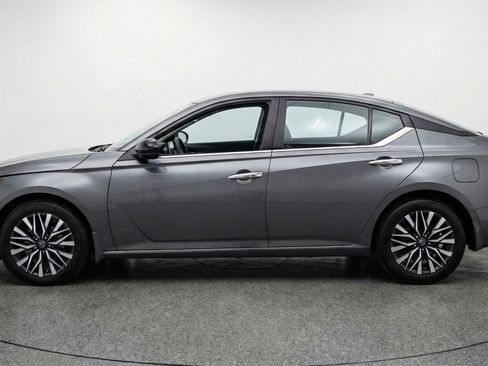 Used 2025 Nissan Altima 2.5 SV image 5