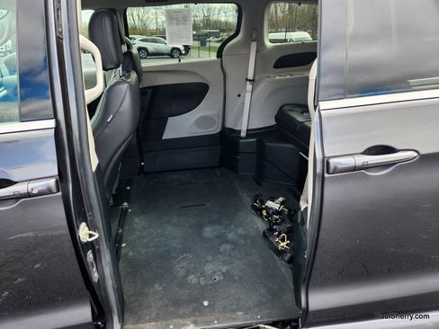 Used 2022 Chrysler Pacifica Touring-L image 54