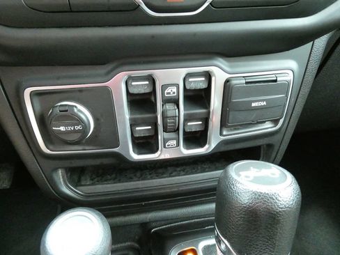 Used 2018 Jeep Wrangler Unlimited Sport S AWD/4WD image 25
