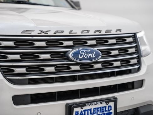 Used 2017 Ford Explorer XLT w/ Equipment Group 202A AWD/4WD image 13