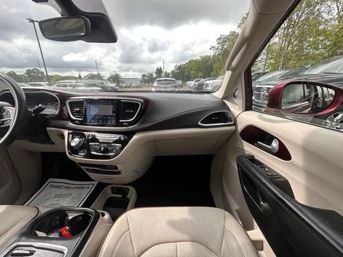 Used 2019 Chrysler Pacifica Limited w/ Tire & Wheel Group FWD image 31