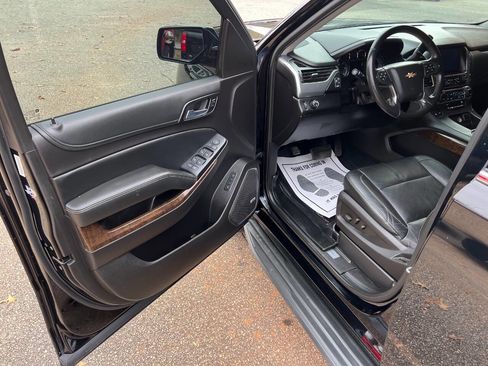 Used 2016 Chevrolet Suburban LT image 9