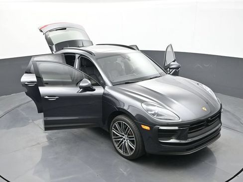 Certified 2025 Porsche Macan AWD/4WD image 31