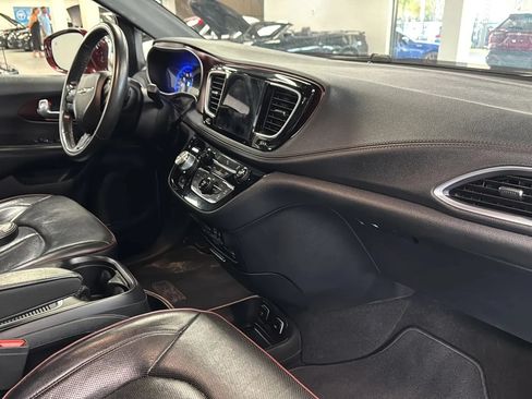 Used 2019 Chrysler Pacifica Limited FWD image 9