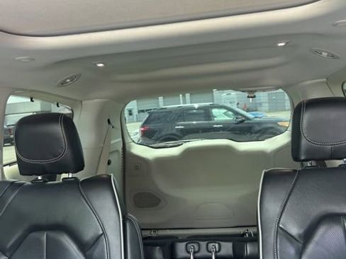 Used 2023 Chrysler Pacifica Limited FWD image 14