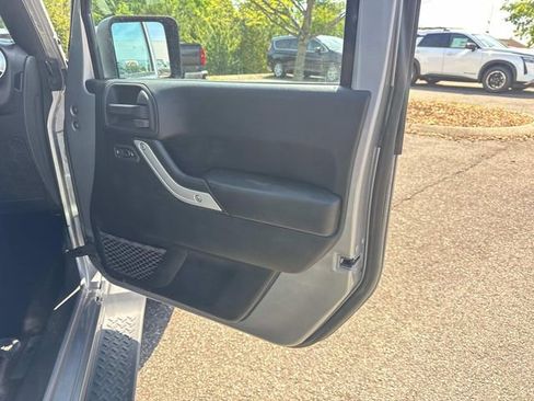 Used 2018 Jeep Wrangler Unlimited Sahara w/ Connectivity Group AWD/4WD image 23