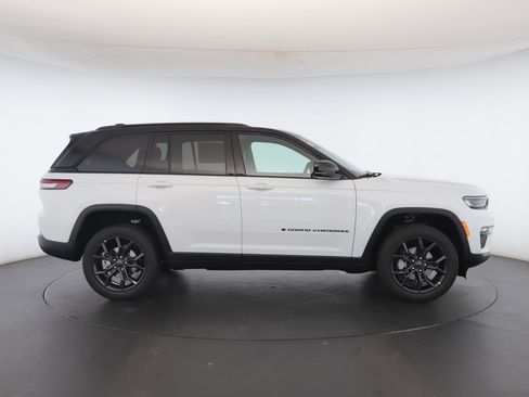 New 2025 Jeep Grand Cherokee Limited image 28