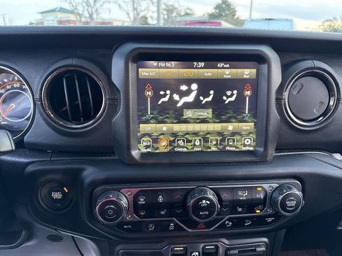 Used 2020 Jeep Wrangler Unlimited Sahara image 19