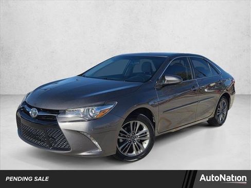 Used 2017 Toyota Camry SE image 1