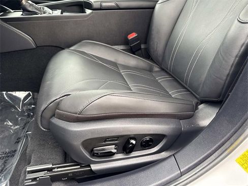 Used 2025 Lexus ES 300h w/ Luxury Package image 19