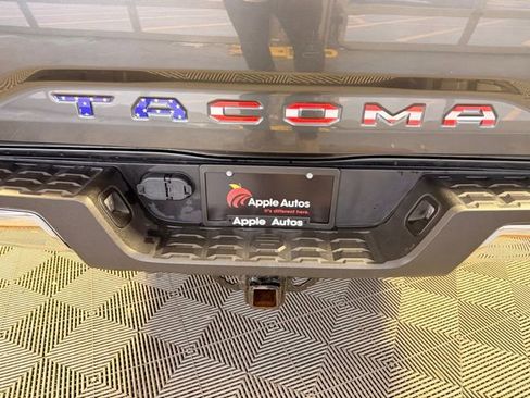 Used 2022 Toyota Tacoma TRD Off-Road AWD/4WD image 9