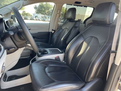Used 2023 Chrysler Pacifica Touring-L FWD image 24