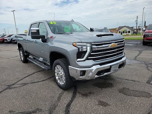Used 2025 Chevrolet Silverado 2500 LTZ w/ LTZ Convenience Package AWD/4WD image 3
