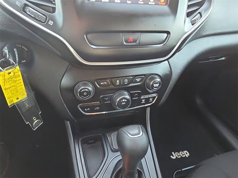 Used 2019 Jeep Cherokee Latitude w/ Popular Appearance Group image 24