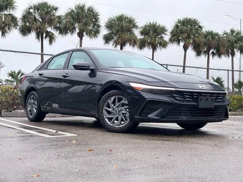 Used 2024 Hyundai Elantra SEL FWD image 1