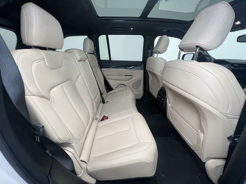 Used 2024 Jeep Grand Cherokee Limited image 8