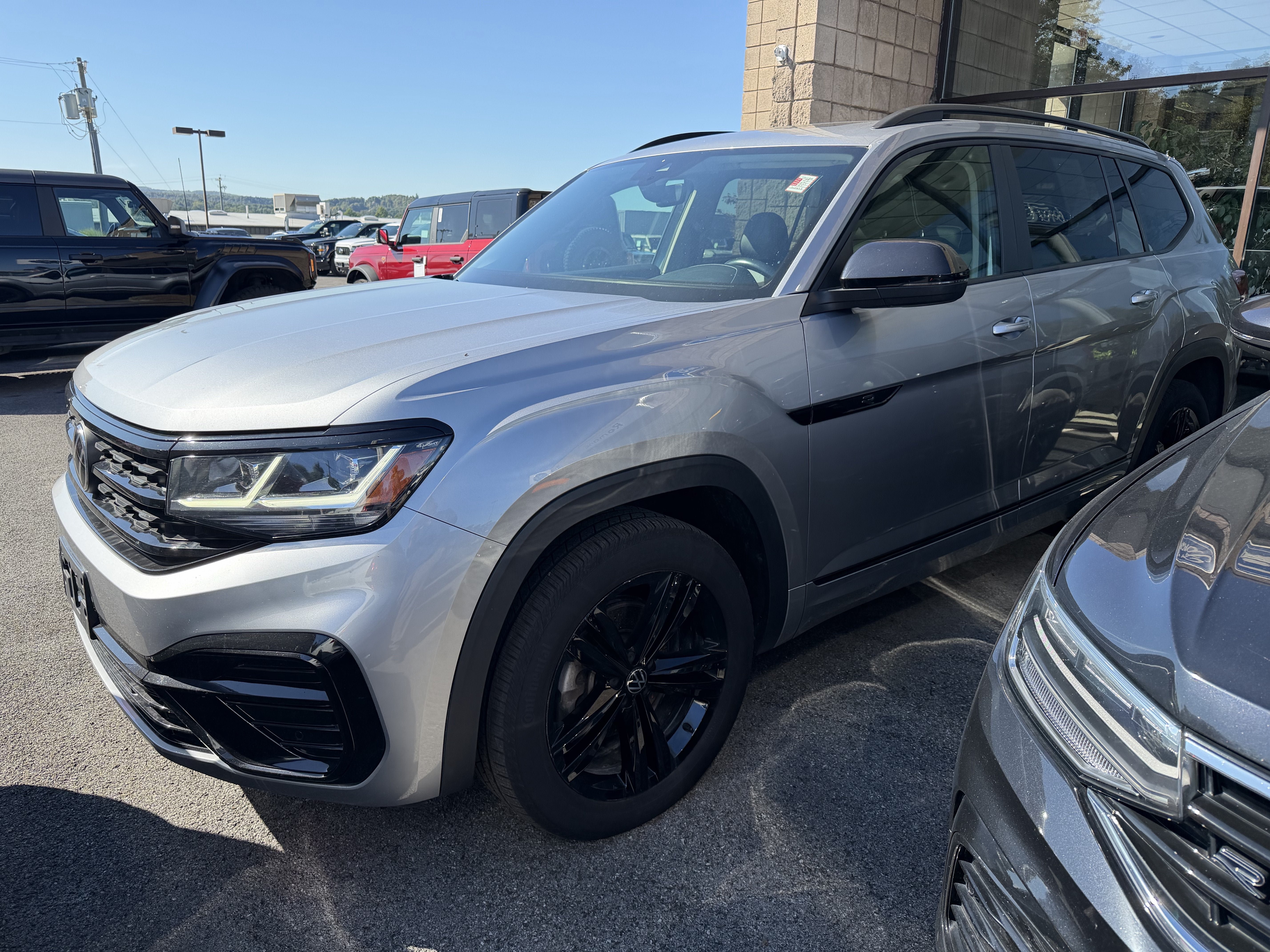 Used 2023 Volkswagen Atlas SEL R-Line AWD/4WD image 3