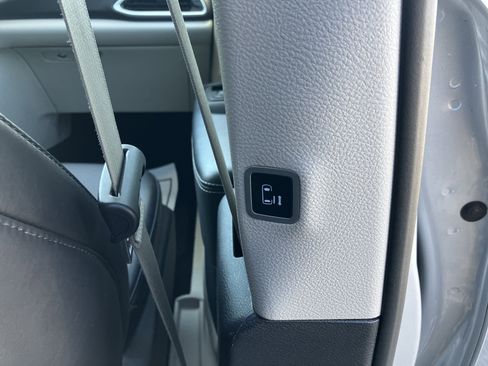 Used 2024 Chrysler Pacifica Touring-L image 11