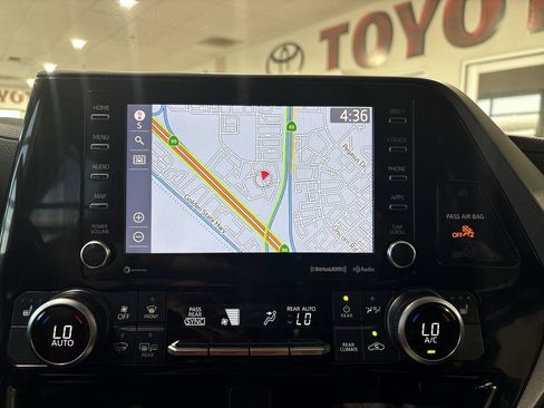 Used 2022 Toyota Highlander XLE AWD/4WD image 19