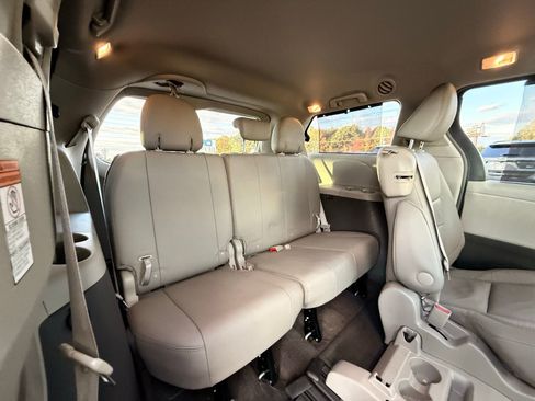 Used 2017 Toyota Sienna XLE Premium image 22